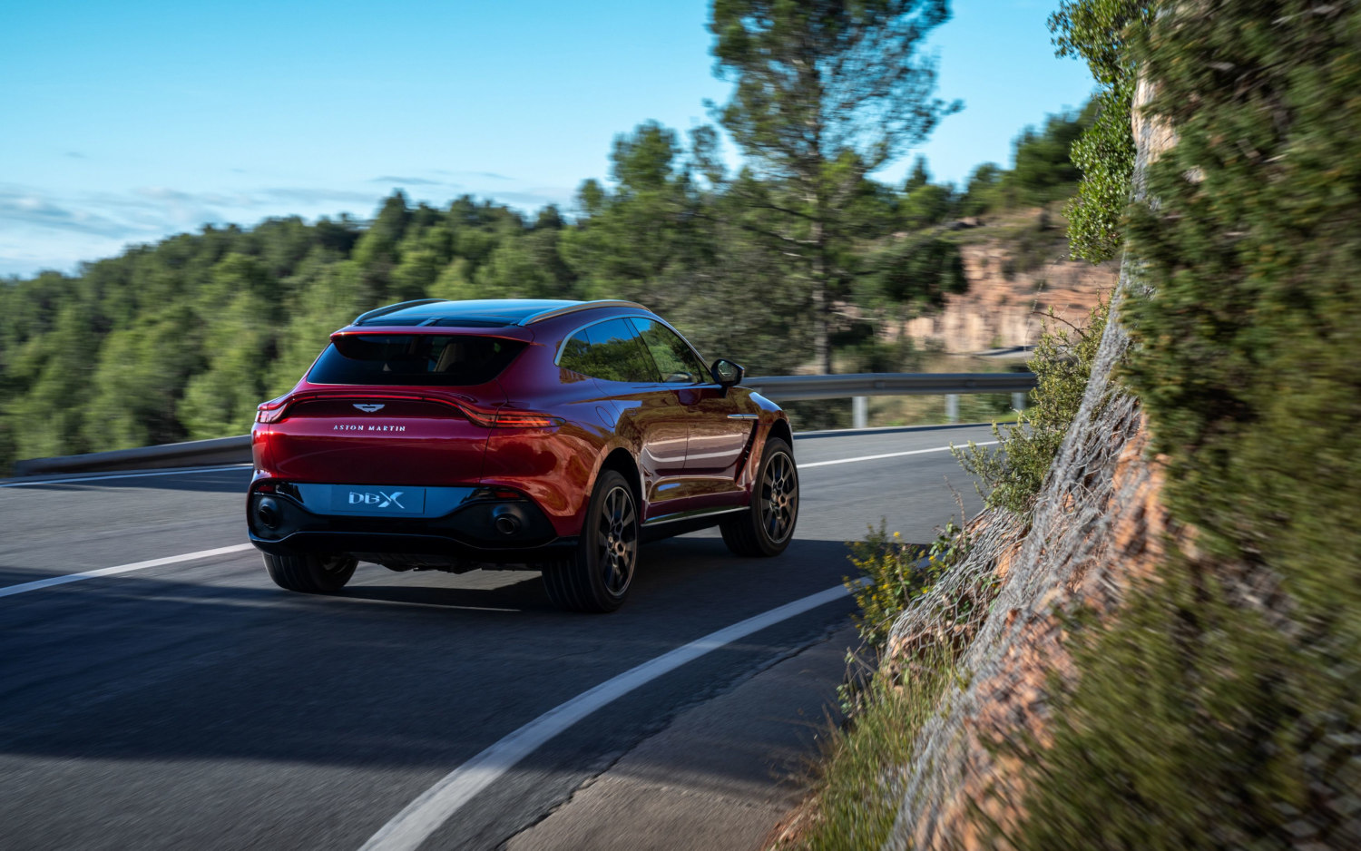 Comparison - Aston Martin DBX 2020 - vs - Porsche Cayenne Coupe 2020